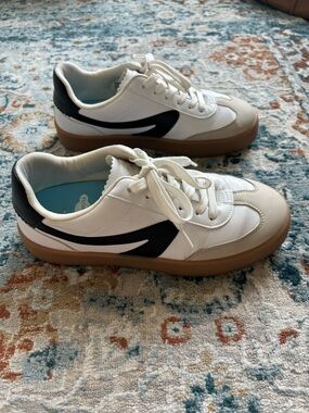 DV by Dolce Vita Low-Top Sneakers